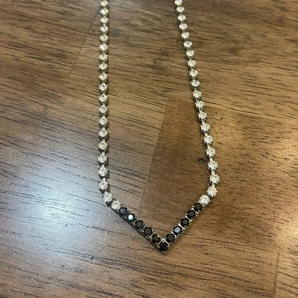 Vintage Silver Tone Black White Rhinestone V Shape Necklace 16” Diamanté - Picture 5 of 9